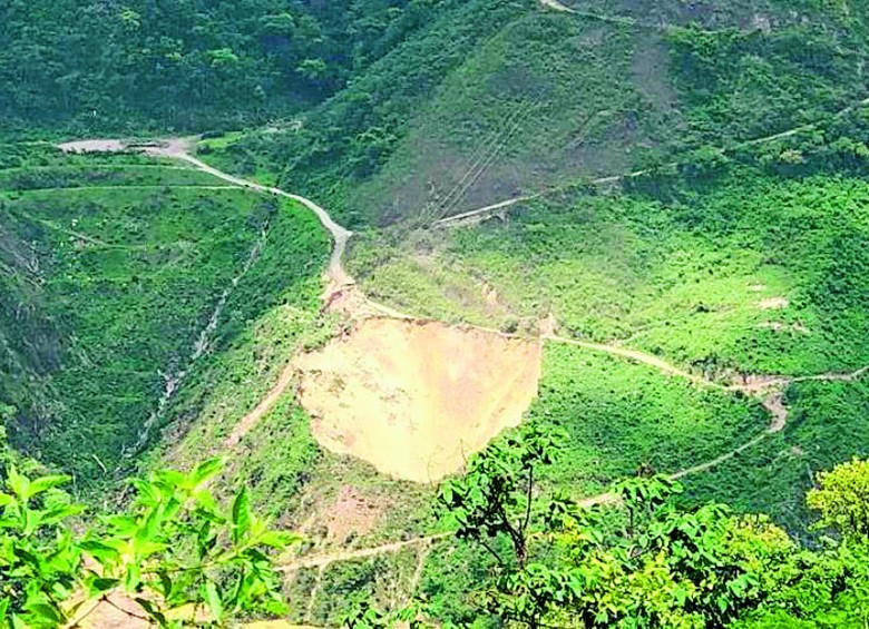 El colapso de la montaña, en punto situado entre los 490 y 540 metros de la GAD, produjo el cráter que después tapó el incremento del agua. FOTO cortesía skava