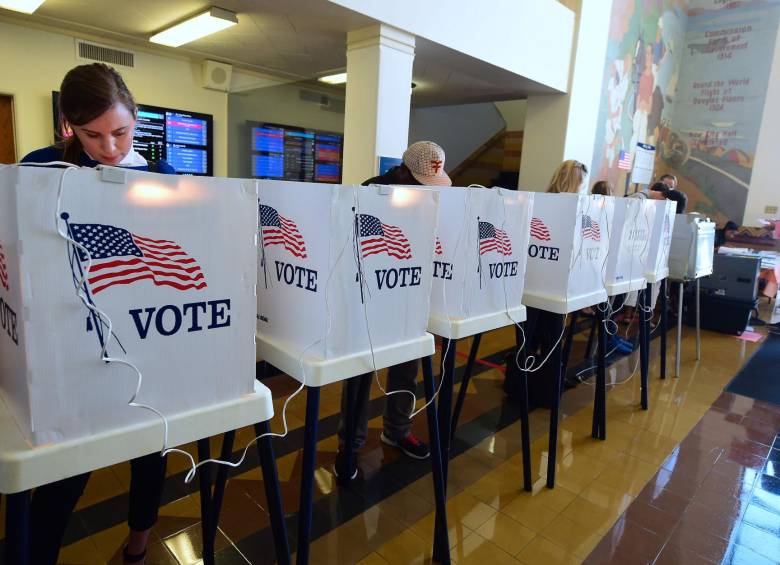 Gente votando en Santa Mónica, California. Foto: AFP Photo