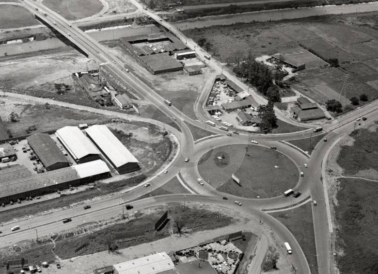 Así era en 1995 la glorieta donde hoy funciona el intercambio vial de Punto Cero. Era conocida por los ciudadanos como la glorieta de Coca Cola. FOTO archivo
