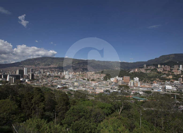 Medellín y el resto de municipios del Aburrá se alistan a realizar este viernes el Día sin Carro y sin Motos metropolitano, al tiempo que mantuvieron el pico y placa. FOTO manuel saldarriaga