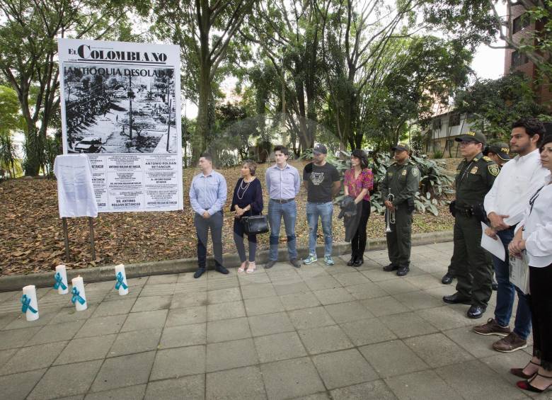 Al fondo la familia del escolta Luis E. Rivas, quien prestaba servicio al gobernador Antonio Roldán. Ayer se cumplieron 30 años del ataque que les costó la vida a ambos. FOTO Edwin bustamante