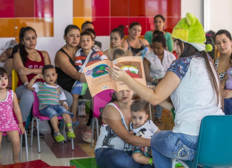 El Sistema de Bibliotecas cuenta con programas como La Hora del Cuento, que se lleva a los niños internos en hospitales. Foto Juan Antonio Sánchez.