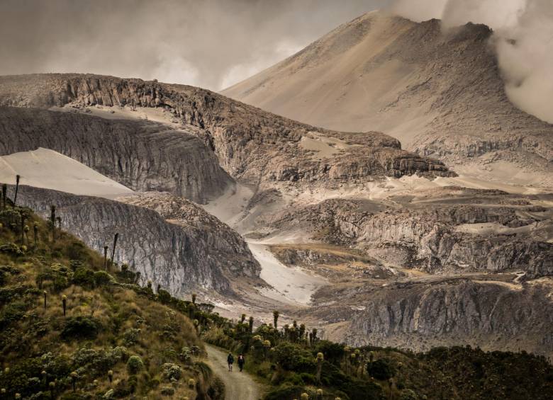 El Volcán Nevado del Ruiz, al fondo el cráter La Olleta. FOTO Colprensa