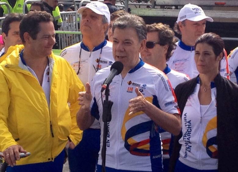 Luego de completar 10 kilómetros montado en su bicicleta el presidente Juan Manuel Santos dio inició a la Vuelta Colombia. FOTO JULIO CESAR HERRERA