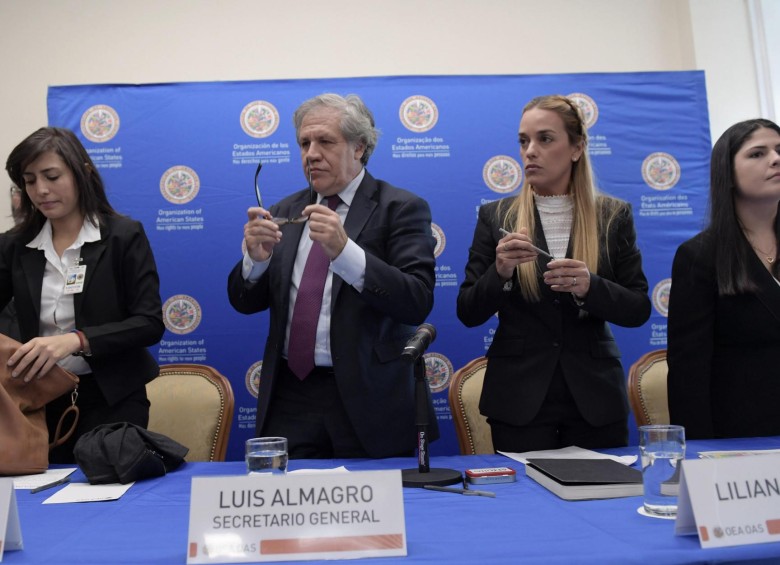 Luis Almagro dialoga con Tintori (2 der.), Patricia Ceballos (izq.) y Oriana Goicoechea (der.) familiares de políticos presos. FOTO efe