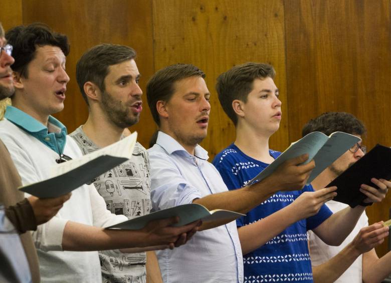 El coro ensayó esta semana con la orquesta y el ensamble local. Una experiencia que pasó por ayudarse a traducir y por compartir conocimientos, ideas y formas de trabajar. donaldo zuluaga