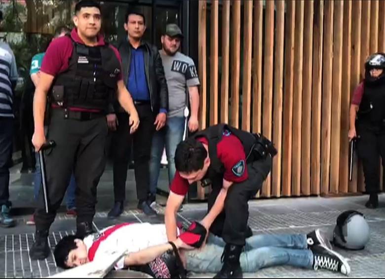 Por los incidentes de hoy fueron detenidas 56 personas según el Gobierno. FOTO AFP