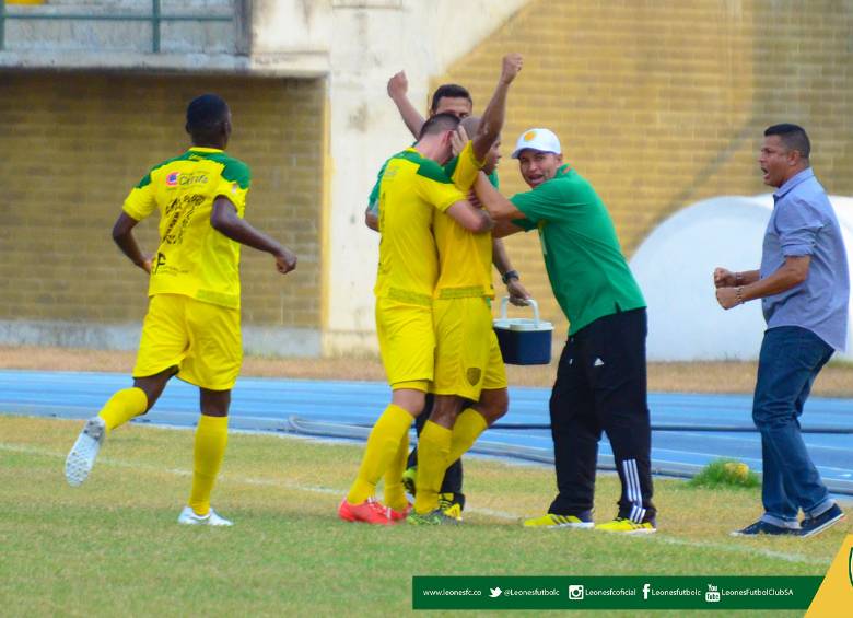 Los jugadores de Leones celebran con el preparador físico Gustavo Chaverra y el técnico Juan C. Álvarez. FOTO cortesía LEONES