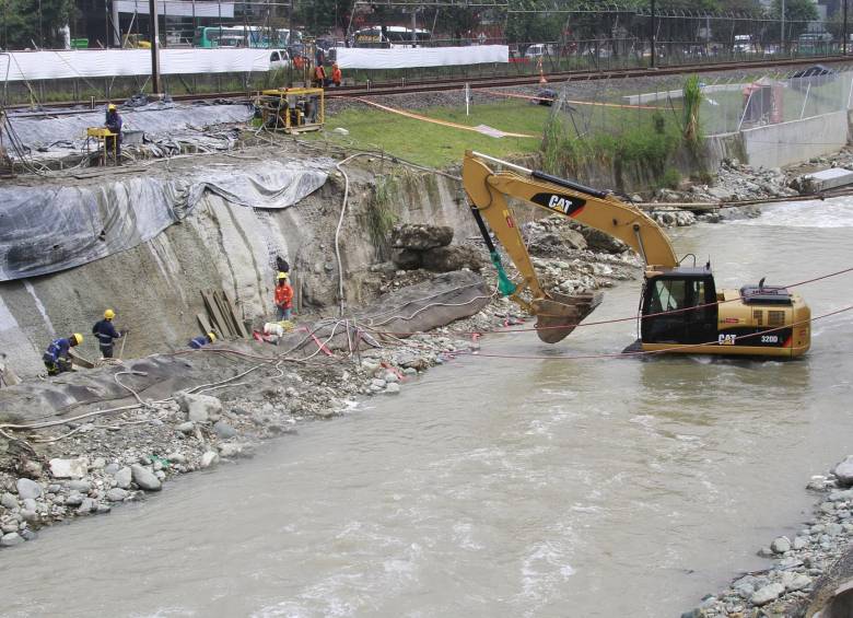Las obras que el Área Metropolitana realizó en el canal del río Medellín fueron ejecutadas por contratación directa por urgencia manifiesta; sin embargo, se presentaron tres contratistas. FOTO Archivo