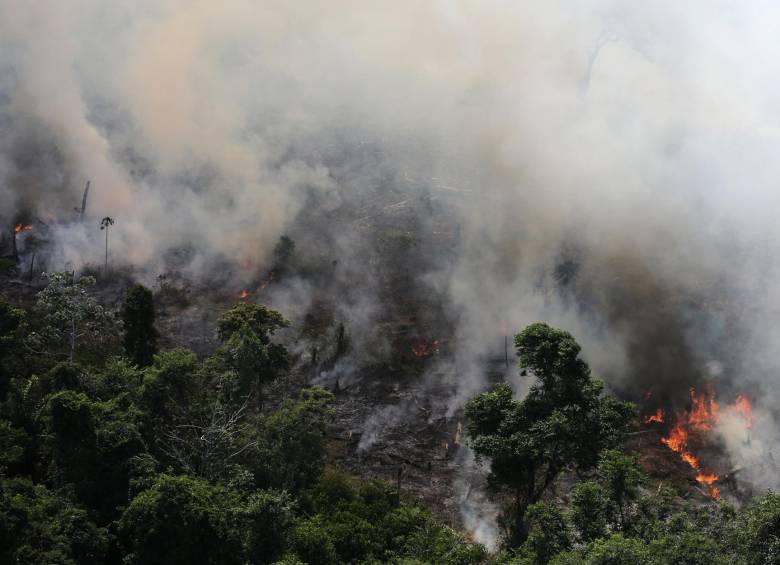 Columnas de humo salen constantemente de la selva amazónica por los incendios. FOTO REUTERS