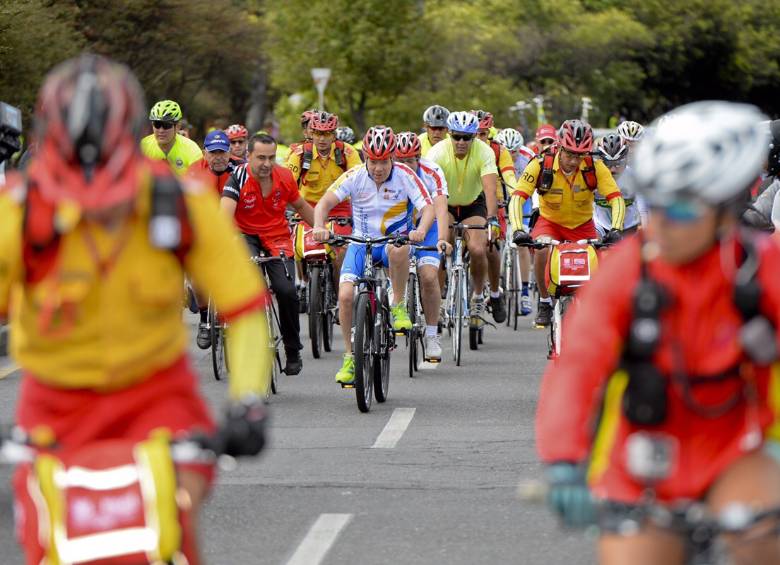 Luego de completar 10 kilómetros montado en su bicicleta el presidente Juan Manuel Santos dio inició a la Vuelta Colombia. FOTO Cortesía