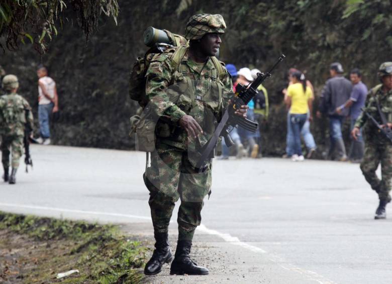 Presencia del Éjercito en la vía a la Costa Caribe por temor de la presencia de bandas criminales. Foto: Julio César Herrera Echeverri.