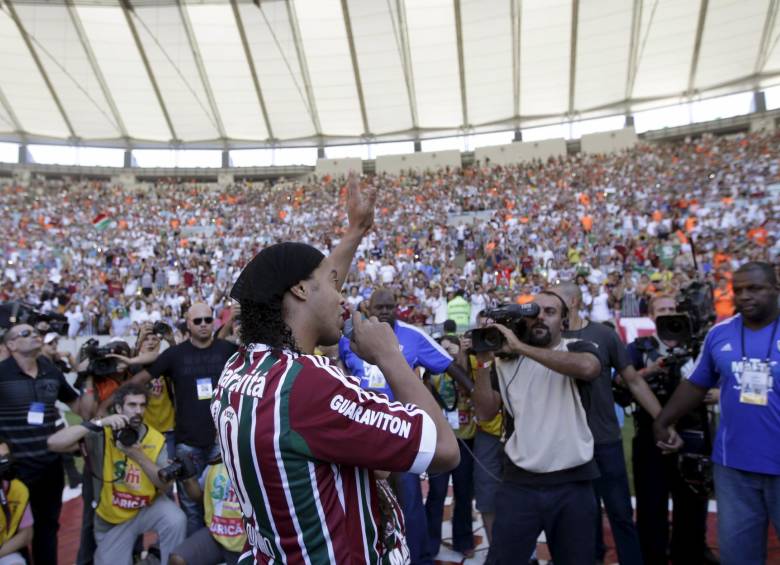 El brasileño Ronaldinho Gaúcho fue presentado este domingo oficialmente como nuevo jugador del Fluminense en un estadio Maracaná repleto. FOTO REUTERS