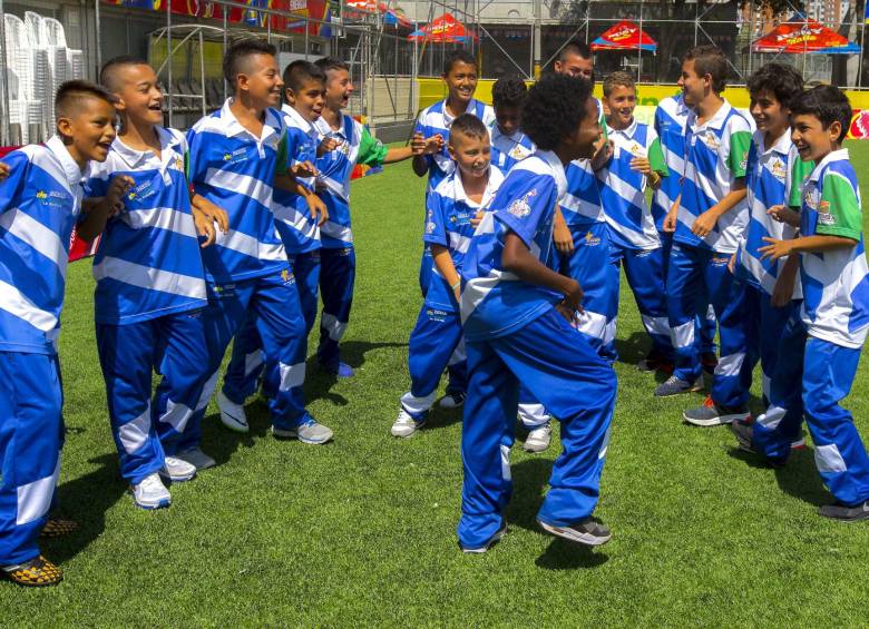Los menores de La Estrella se robaron el show durante la entrega de uniformes por su baile y alegría. FOTO juan antonio sánchez