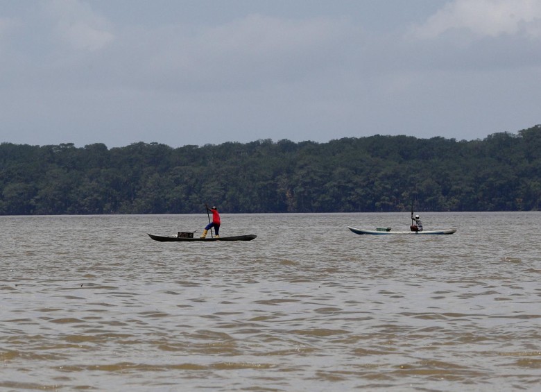 Nativos transita en sus pangas por el rió de Puerto Merizalde en el Pacífico Colombiano. Foto: Manuel Saldarriaga Quintero