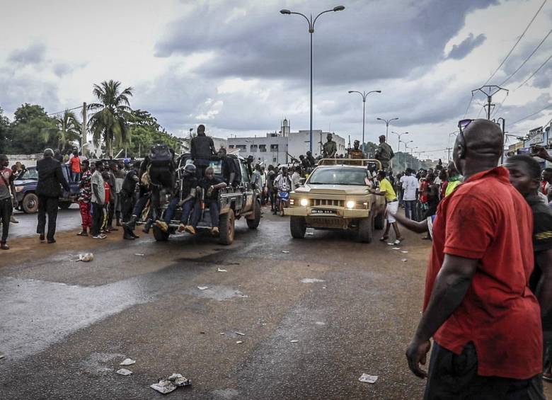 Los miembros armados de las FAMA (Fuerzas Armadas de Malí) son celebrados por la población mientras desfilan en la Plaza de la Independencia en Bamako después de que las tropas rebeldes capturaran al presidente de Malí, Ibrahim Boubacar Keita. FOTO EFE