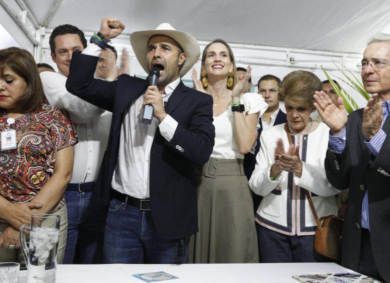El candidato de Centro Democrático a la Gobernación de Antioquia, Andrés Guerra, dió un emotivo discurso y se le aguaron los ojos a su esposa.