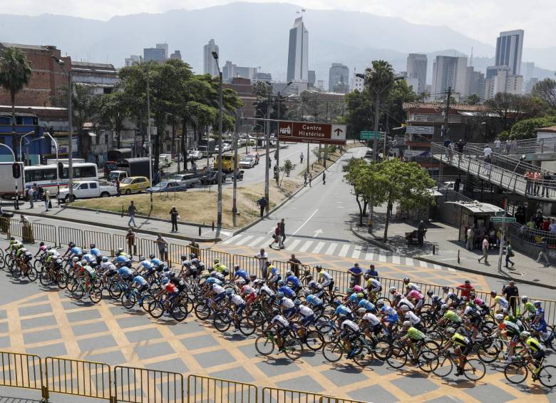 Mientras los ciudadanos disfrutaron el espectáculo ciclístico, las calles lucieron despejadas, a pesar de que el cierre de vías comprendía avenidas y arterias principales. 70.000 vehículos dejaron de rodar, según la Secretaría de Movilidad. FOTO Manuel Saldarriaga