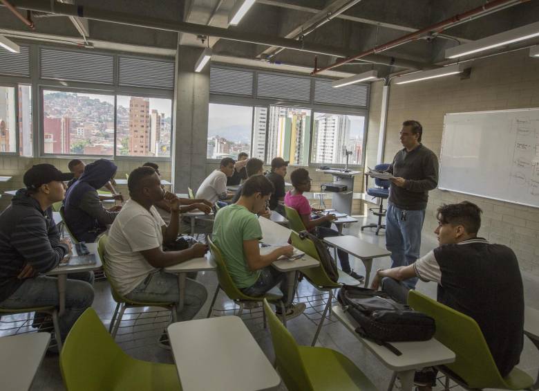 Son procesos ideales para cualificar sus competencias, pero difieren sus dinámicas académicas. FOTO MANUEL SALDARRIAGA 