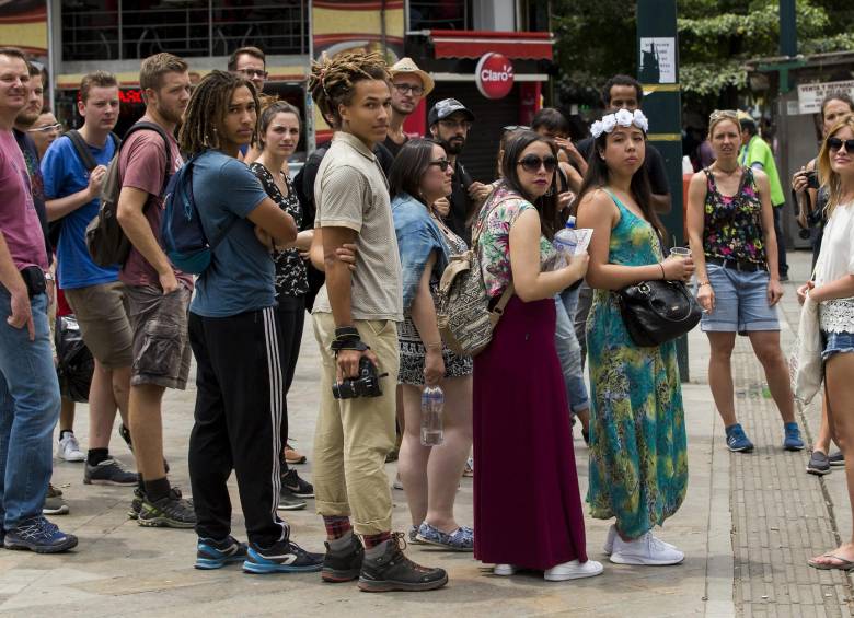 El aumento de visitantes extranjeros a Medellín se hace evidente en el centro de la ciudad. Crédito: Jaime Pérez