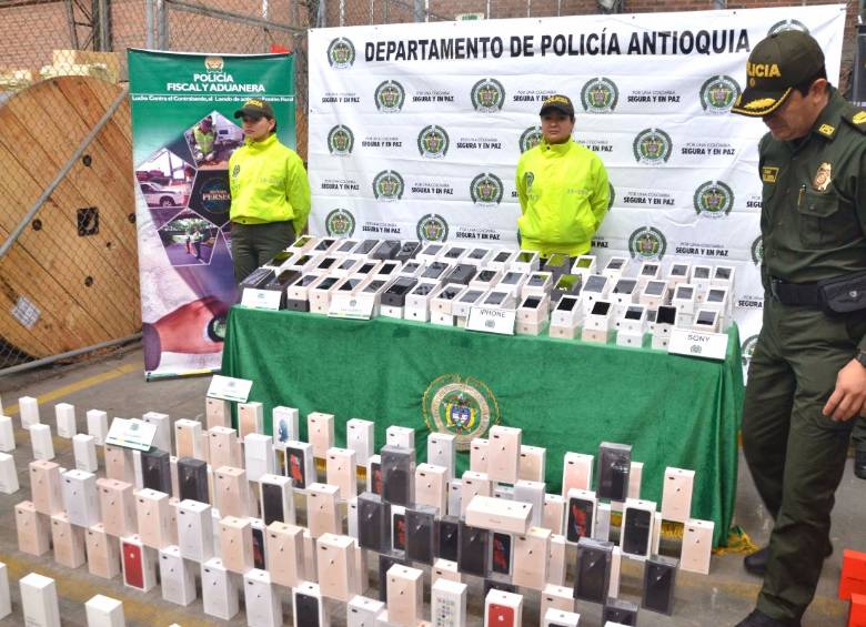 La Policía interceptó ayer un camión con 1.650 celulares de alta gama, que iban a ser contrabandeados. FOTO Cortesía 