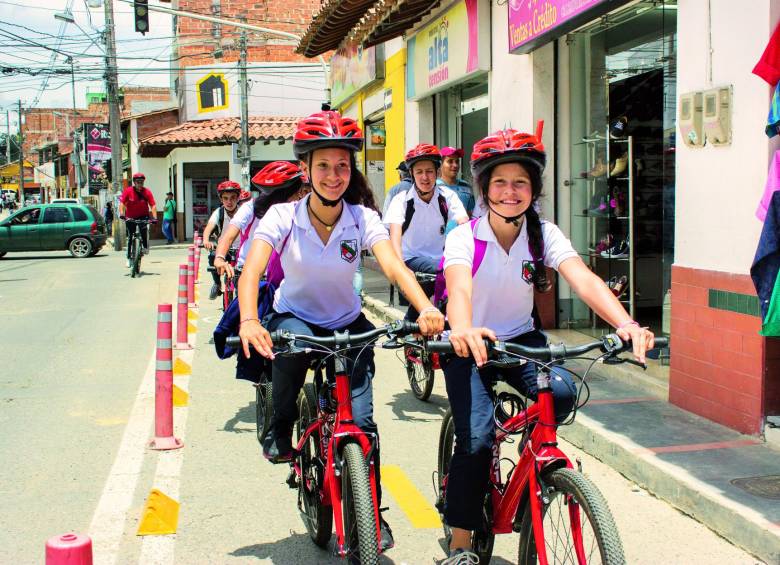 Los estudiantes siempre deben llevar el casco y un chaleco reflectivo —tipo maletín— en todo momento.