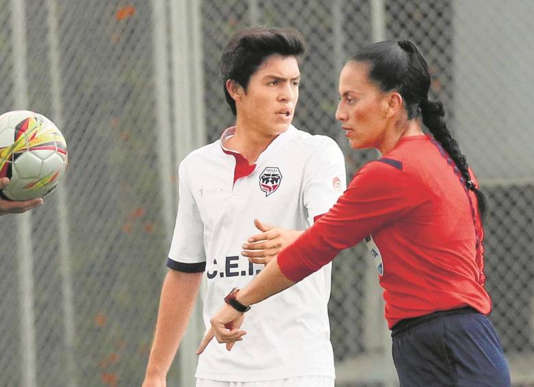 Antes era el padrinazgo el que las frenaba o impulsaba, hoy las pruebas físicas dejan por fuera a casi todas las jueces colombianas que quieren dirigir en la A. La única que puede hacerlo es Yeimy Lucero Martínez, quien ya les ha pitado a los hombres en el Torneo y la Copa Águila. FOTO colprensa