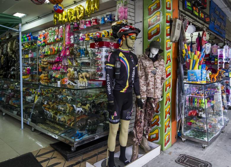Comerciantes informales de El Hueco dicen que la propuesta podría llegar a ser buena, pero tienen reparos: el mayor problema para ellos pasa por el alto costo de arrendamiento que tendrían estos nuevos espacios comerciales. FOTO Julio César Herrera Echeverri