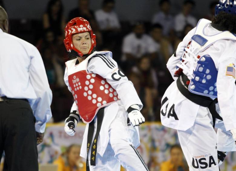 Doris Patiño, de protector rojo, durante uno de sus combates ante una rival estadounidense. FOTO Colprensa