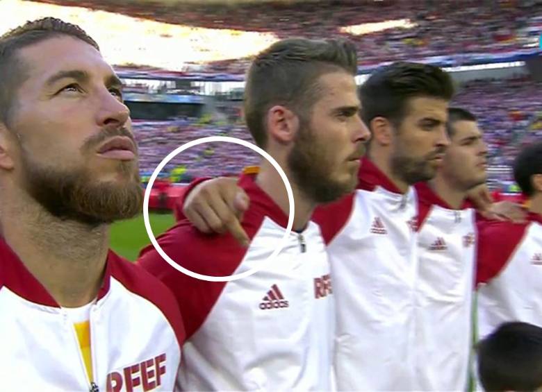 La polémica se desató por una imagen durante el himno de España, antes de perder frente a Croacia, en la que se le veía con el dedo anular estirado en el hombro de De Gea. 