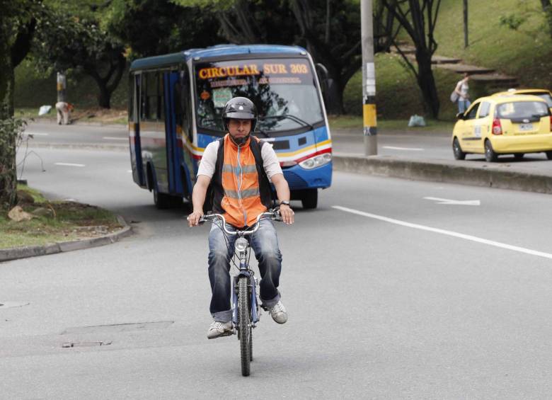 La bicicleta, el transporte público y caminar para llegar a los sitios de trabajo y de estudio son las alternativas planteadas para la jornada del Día sin Carro. FOTO róbinson sáenz y archivo