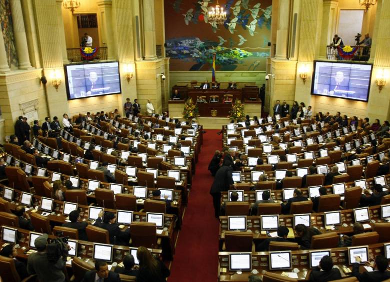 Mientras algunos congresistas prefieren visitar las regiones, otros optan por estudiar los proyectos que quedaron pendientes y preparar los debates que citarán. FOTO colprensa