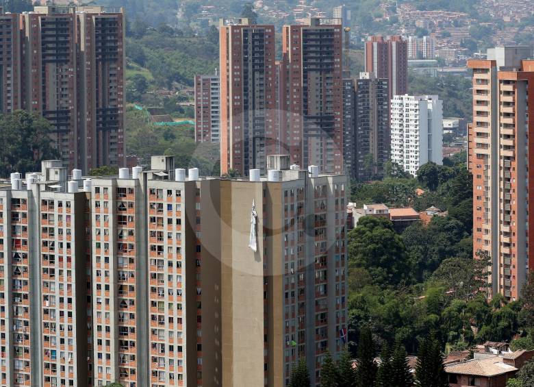 Alcaldía denuncia que la administración pasada dejó 327 licencias de construcción autorizadas en 2015. Foto: DONALDO ZULUAGA
