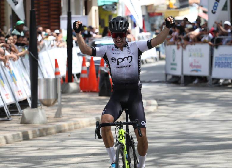 Álex Gil tiene como objetivo principal del año la Vuelta a Colombia. En Antioquia ya celebra. FOTO CORTESÍA RODRIGO MORA, INDEPORTES ANTIOQUIA