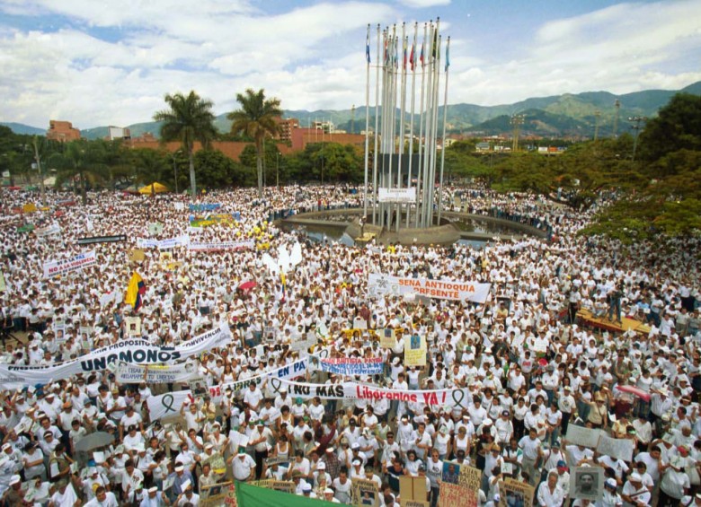 Marcha en Medellín, celebrada en 1999, en rechazo a delitos como el secuestro y el desplazamiento forzado. FOTO ARCHIVO
