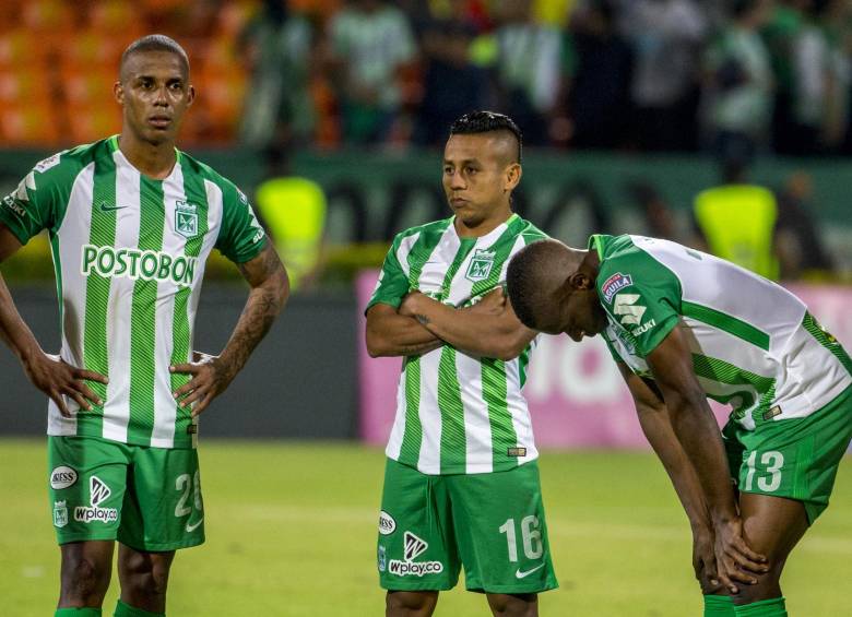 La tristeza verde contrastó con el aliento de los hinchas que llenaron el estadio Atanasio Girardot. FOTO JUAN ANTONIO SÁNCHEZ