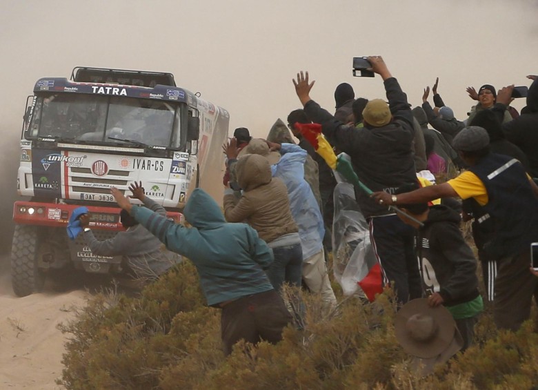 El Dakar ha sido un sufrimiento para los pilotos. Los aficionados disfrutan de la fiesta. Abajo, Juan M. Linares, que cumple una buena presentación. FOTO ap