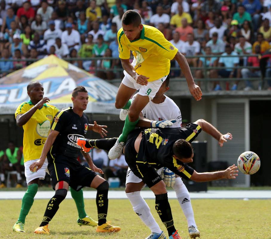 Los goles de Leones fueron convertidos por David Castaño y José Moya. FOTO JULIO CÉSAR HERRERA