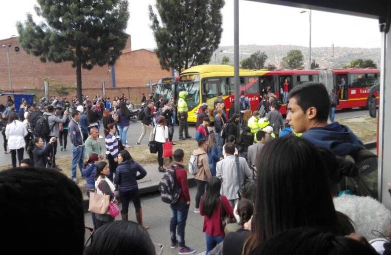 Manifestantes impidieron el paso de vehículos en esa importante vía, lo que generó congestión en gran parte de la capital. FOTO TWITTER