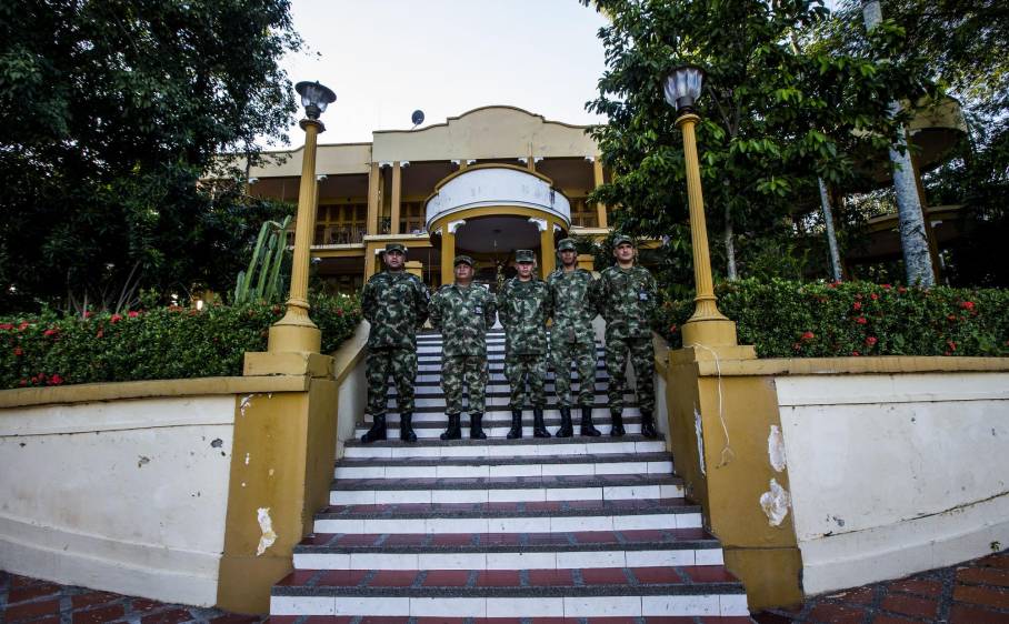 Interiores del Hotel Magdalena (arriba) y fachada de la ahora unidad militar y casa museo de la Decimocuarta Brigada del Ejército. FOTOS JULIO CÉSAR HERRERA