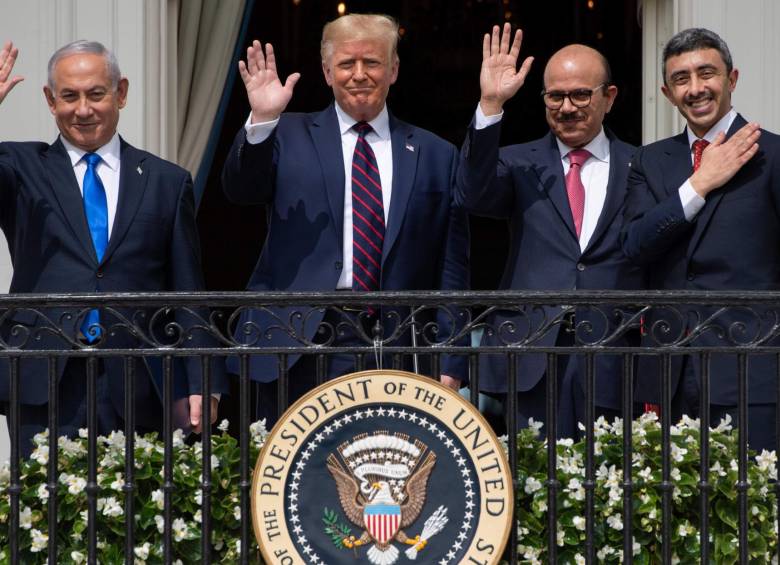 El primer ministro israelí, Benjamin Netanyahu, el presidente de los Estados Unidos, Donald Trump, el ministro de Relaciones Exteriores de Bahrein, Abdullatif al-Zayani, y el ministro de Relaciones Exteriores de los EAU, Abdullah bin Zayed Al-Nahyan, saludan desde el balcón de Truman en la Casa Blanca después de participar en la firma de los Acuerdos de Abraham. FOTO: AFP