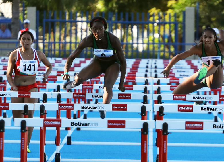 Eliecith Palacios (centro) fue medallista de plata en los 100 metros vallas y el relevo 4x100 m de los Juegos Centroamericanos y del Caribe Mayagüez 2010. FOTO Indeportes 