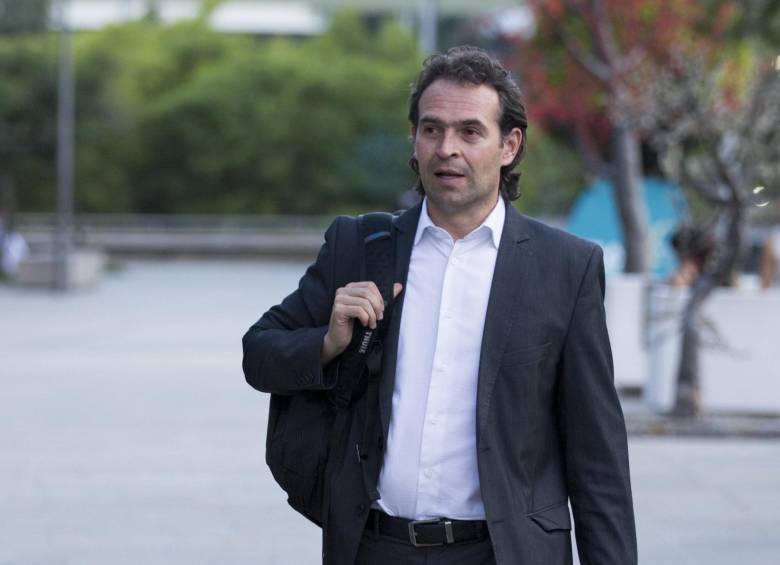 Es común encontrarse a Federico Gutiérrez, alcalde electo de Medellín, siempre cargando su morral listo para estar en la calle, así que le preguntamos qué lleva en su interior. FOTO Edwin Bustamante