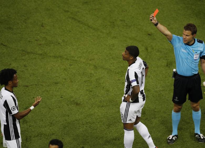 Ramos recibe críticas por exagerar empujón de Cuadrado