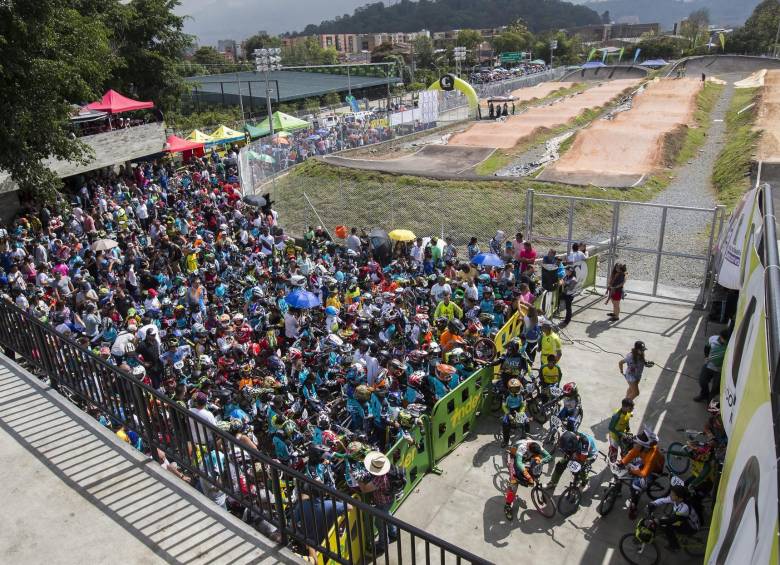 En la rampa de acceso al partidor, los corredores se agolparon ansiosos. FOTO Donaldo Zuluaga
