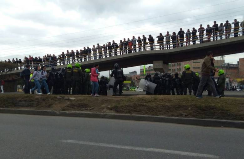 La manifestación terminó por colapsar el sistema de Transmilenio en el sur de la capital, mientras que también afectó la movilidad vehicular. FOTO TWITTER