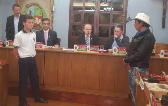 Johan Ramírez junto a su padre Miguel en una condecoración reciente que le entregó el concejo municipal de La Ceja. FOTO CORTESÍA