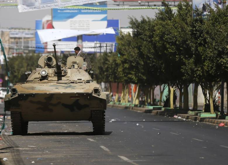 Varios vehículos militares al servicio de los hutíes rodearon el sector del palacio presidencial durante los choques. FOTO reuters