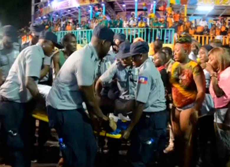 Cientos de personas llenaron el hospital, algunos con víctimas y otros en busca de familiares. Reuters