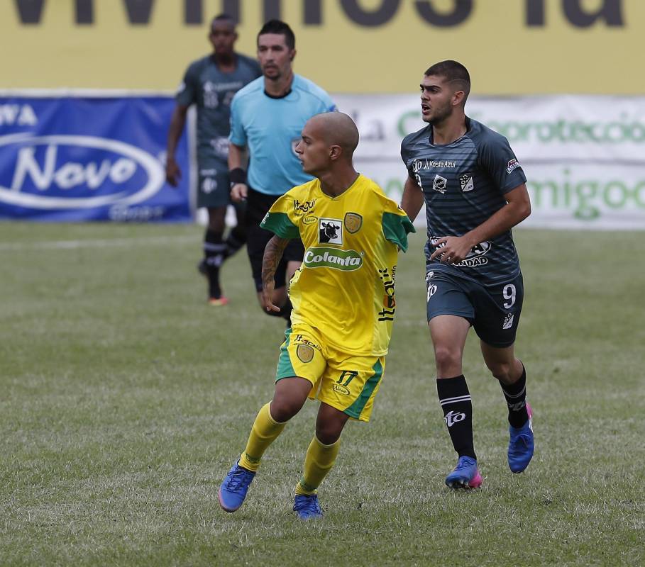 Santiago cumplió su sueño de jugar al fútbol profesional en la Copa Águila con el equipo profesional de Leones. Foto: Manuel Saldarriaga